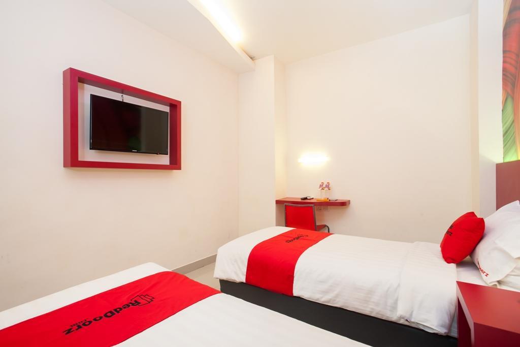 ホテル Reddoorz Near Hawaii Water Park マラン エクステリア 写真